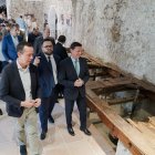 Visita de las autoridades a las instalaciones del molino durante la inauguración.