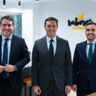 El presidente de Diputación, Javier A. García, con los diputados Fernando GIménez y Carlos  Sánchez, en el nuevo Espacio Gourmet ‘Sabores Almería’ en el Paseo de la capital.