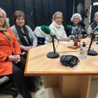 Oyentes con Rocío Amores de Canal Sur en el centro, este jueves 13 de febrero.