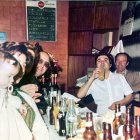 El Minibar, en los años 70, con Bernabé en la barra y con la cartelera de precios al fondo.