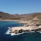 El Playazo de Rodalquilar con la fortaleza de San Ramón.