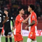 Lucas Robertone tranquilizando a Lázaro Vinicius, que seguía discutiendo con Luis Suárez.