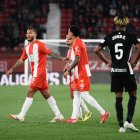 Los jugadores del Almería discutiendo en pleno partido y las cámaras lo retratan.