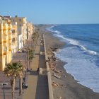Olas llegando al paseo marítimo de Balerma tras el último temporal.