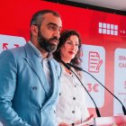 Mohamed El Assy junto a la alcaldesa de la ciudad presentando la Academia.