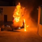 Imágenes del video del incendio del coche patrulla.