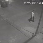 Las cámaras captaron un hombre de complexión gruesa quemando uno de los contenedores.