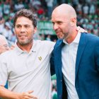 Rubi y José Alberto López saludándose en el partido de la primera vuelta entre Racing de Santander y Almería.
