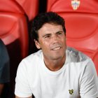 El entrenador del Almería en el banquillo del Estadio Mediterráneo.