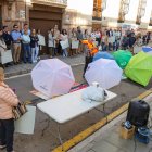 Toallas y sombrillas sobre el asfalto frente a la subdelegación del Gobierno en Almería.
