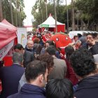 La lluvia no impide que los almerienses acudan a disfrutar del Día del Tomate.