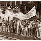 Almerienses en el andén de la Estación, con pancartas, esperando al expreso de Madrid el 11 de octubre de 1969