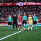 El equipo arbitral con los capitanes en el Sporting-Almería.