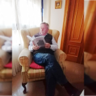 Francisco Espinosa con su nuevo trabajo. Fotografía cedida por el autor.