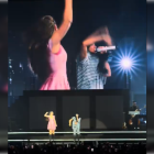 Amaia y Aitana durante su reencuentro en el Movistar Arena de Madrid.