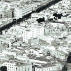 El edificio Reyes Católicos destacaba por su altura en aquella Almería horizontal que a comienzos de los años 60 empezaba a transformarse. La idea de sus promotores era levantar nueve plantas, aunque tuvieron que conformarse con seis.