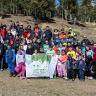 Jugadores del club El Toyo Basket junto a familiares y representantes de la Asociación Serbal.