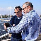 El rector, José Céspedes, atiende a las explicaciones del director de Infraestructuras de la UAL, Francisco Agüera, sobre la monitorización de los parámetros de la planta fotovoltaica instalada en el CITE III.