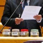 El senador cuevano del PP, Jesús Caicedo, en el Senado, con los botes conteniendo tierra contaminada de Palomares.