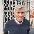 'Aico' en la puerta de la cafetería Presidente: su negocio familiar.