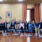 Foto de familia de los miembros de la Comisión de Fomento y la delegación asistente
