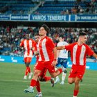 Nico Melamed celebrando su primer gol con el Almería en Tenerife.