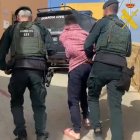 Momento en que los agentes de la Guardia Civil detienen a uno de los hombres