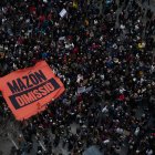 Centenares de personas durante una manifestación para exigir la dimisión de Mazón.