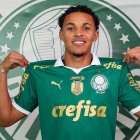 Lázaro a su llegada a Palmeiras posa feliz.