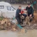 Agentes de la Guardia Civil evacuan a una mujer atrapada en una riada en Cuevas del Almanzora.