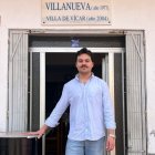 Juanjo Bonachera en la puerta del Restaurante Villanueva.