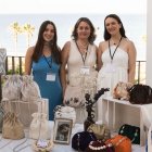 Ana y María de los Ángeles Guillén, junto a su madre, Ana María López.