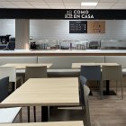 El comedor de la nueva cafetería del Hospital Torrecárdenas, lista para atender al público.