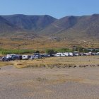 Coches estacionados en una playa de Cabo de Gata.