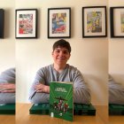 El escritor y periodista Rubén García Bielsa con su libro 'Un balón como patria'.