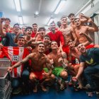 Los jugadores del Almería celebrando la victoria en La Romareda.