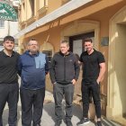 Los Melquiades y personal del Delfín Verde, a las puertas del establecimiento.