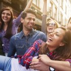 Un grupo de amigos se muestra feliz en la calle.