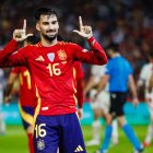 Álex Baena celebra un gol con la Selección Española.
