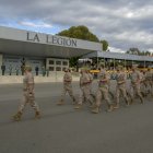 Legionarios desfilando en la Base 'Álvarez de Sotomayor' de Viator.