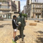 Un niño junto a la estatua de Nicolás Salmerón, en la Puerta Purchena, al inicio de la desescalada, cuando las calles aún permanecían solitarias.