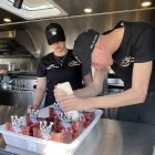 Cocineros de 'La Mala Burger' preparando las hamburguesas.