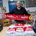 Baldomero Titos con la nueva bufanda de la Peña El Tomate.