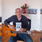 El escritor asturiano Rubén Siñeriz Fernández con su nuevo libro: 'Retales a fondo perdido'.