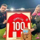 Emotiva imagen del futbolista con la familia.