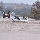 La persona atrapada en el coche ha podido ser rescatada.