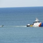 Patrullera portuguesa remolcando una narcolancha en El Zapillo hacia el Puerto de Almería.