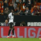 Umar Sadiq celebrando su último gol con el Valencia en Mestalla.