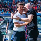 Rubi y Julián Calero se saludan en el partido del Ciutat de Valencia (4-2).