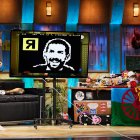 Jorge Ponce y David Broncano, con el retrato del segundo en teletexto en el programa ‘La Revuelta’.